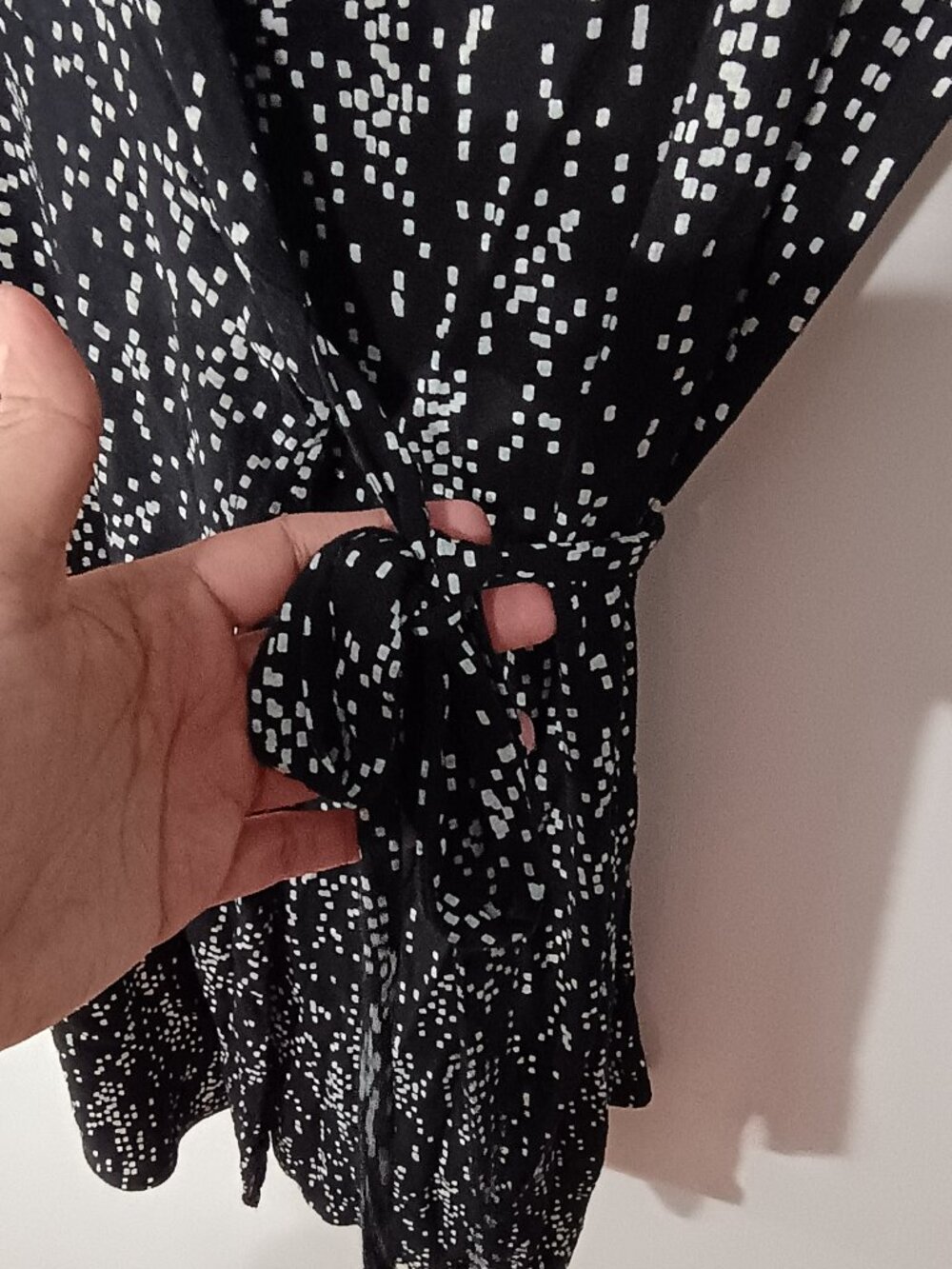 Gap Black & White Abstract Print Wrap Dress Size Large Rayon Tie Waist - Picture 6 of 8